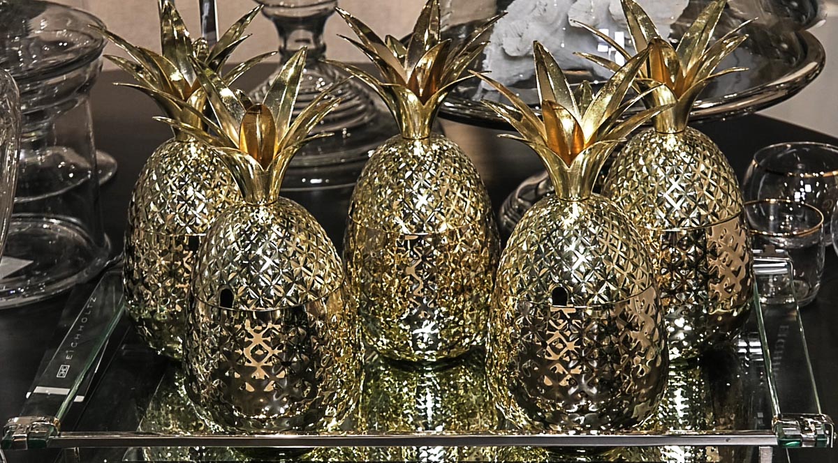 bozic-ukrasi-zlato-ananas-dekoracije-domnakvadrat