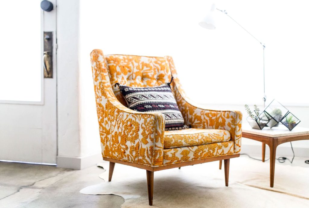 fotelja-vintage-žuta-domnakvadrat
