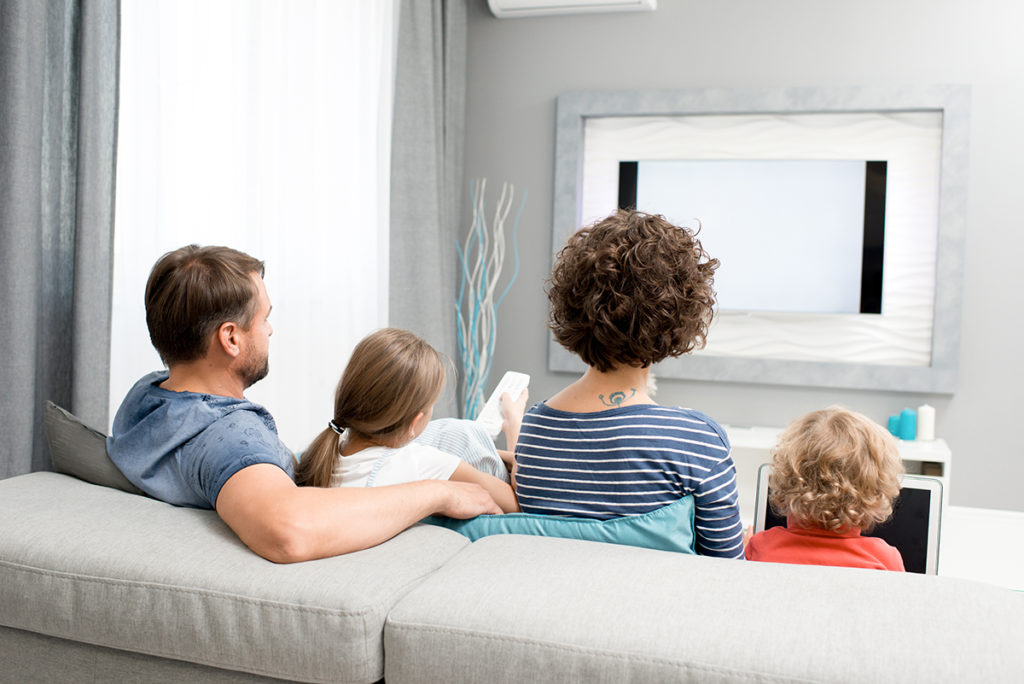 obitelj-gleda-televizor-domnakvadrat