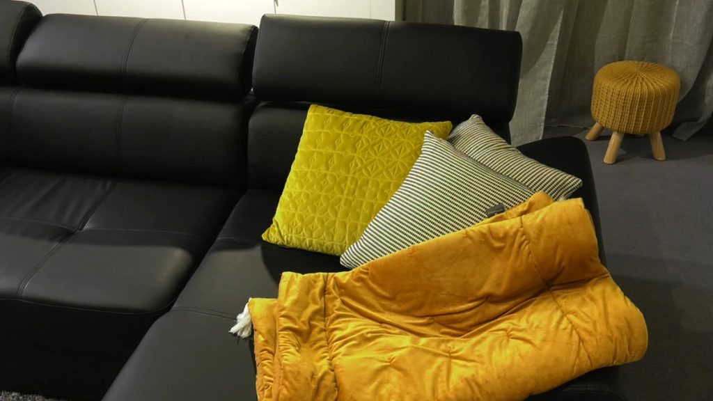 žuti-detalji-tabure-jastuci-domnakvadrat