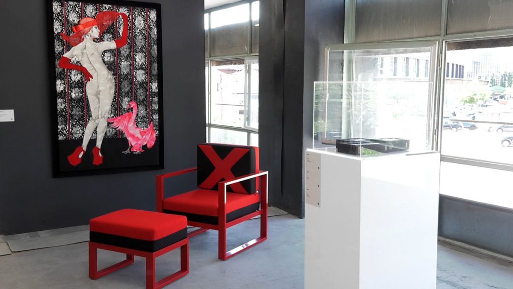 crvena-stolica-slika-zg-salon-domnakvadrat
