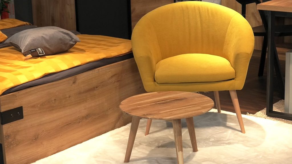 žuta-fotelja-stolić-tepih-domnakvadrat