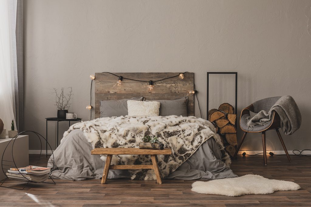 drveni-krevet-lampice-drva-posteljina-domnakvadrat