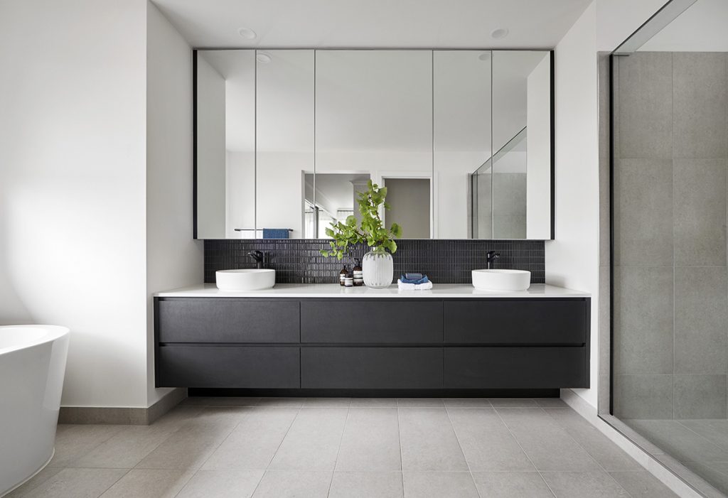 kupaonica-moderna-siva-ogledalo-domnakvadrat