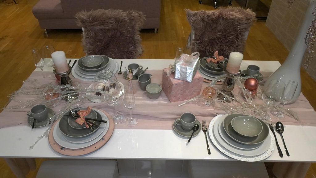 stol-za-svečane-prigode-roze-dekoracije-mobel-land-domnakvadrat