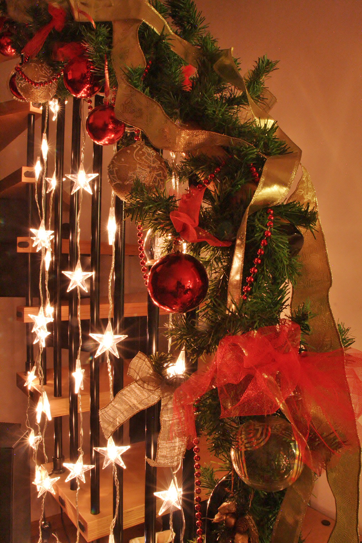 božićne-dekoracije-stepenice-domnakvadrat