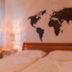 spavaća-soba-geografska-karta-kao-dekoracija-domnakvadrat
