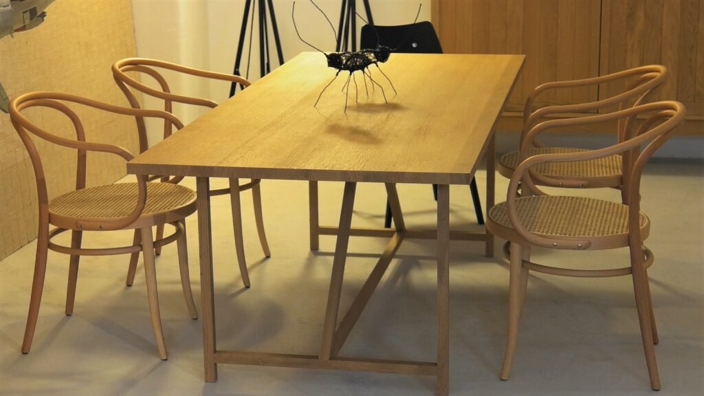 skandinavski-stil-drveni-blagavaonski-stol