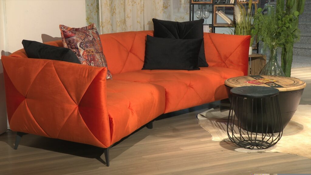 narančasta-sofa-dom-na-kvadrat-lesnina