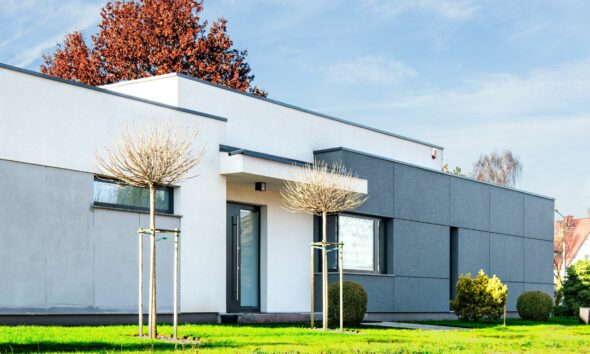 mosaiktop fasada na bijelo sivoj kući