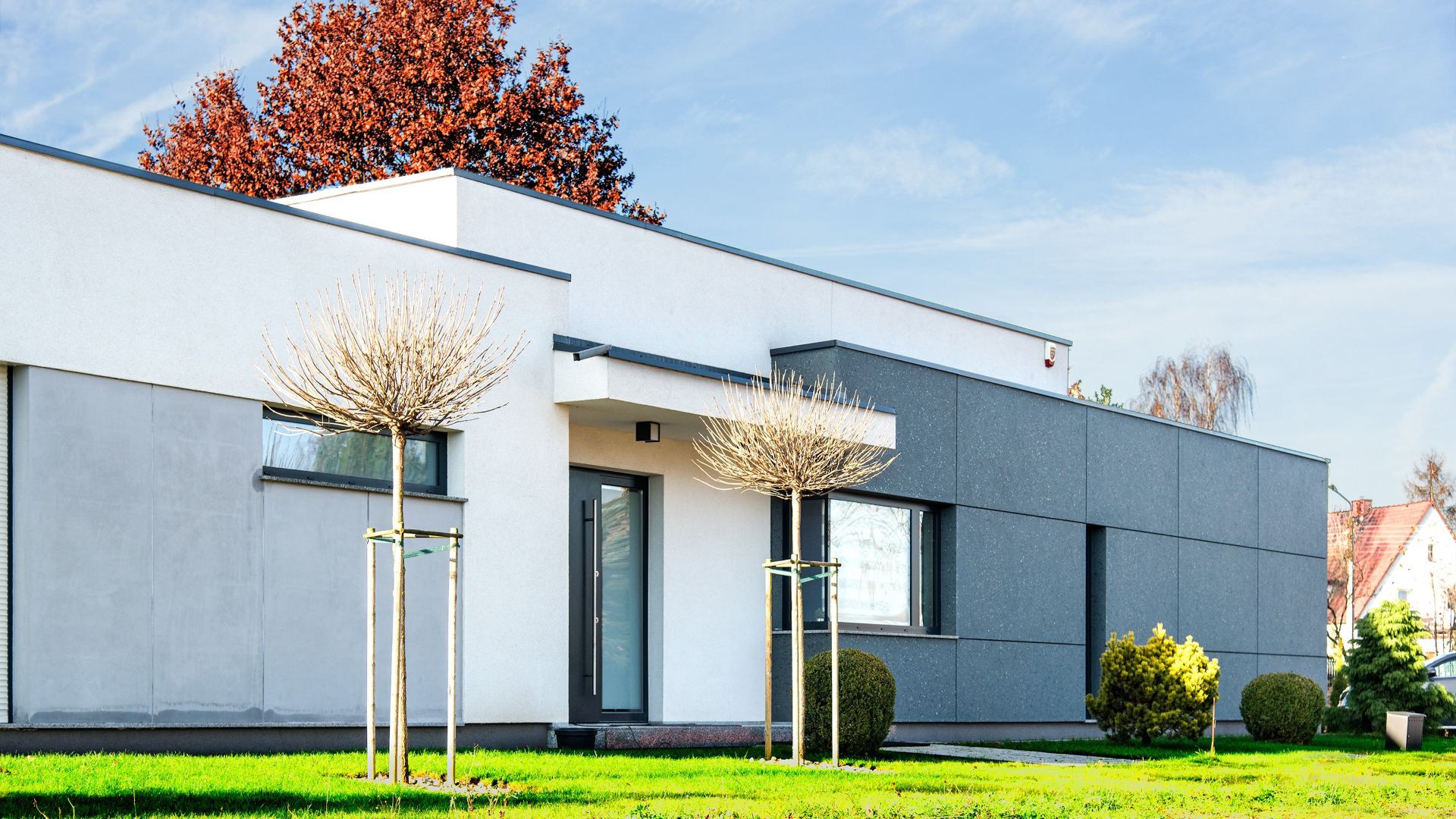 mosaiktop fasada na bijelo sivoj kući