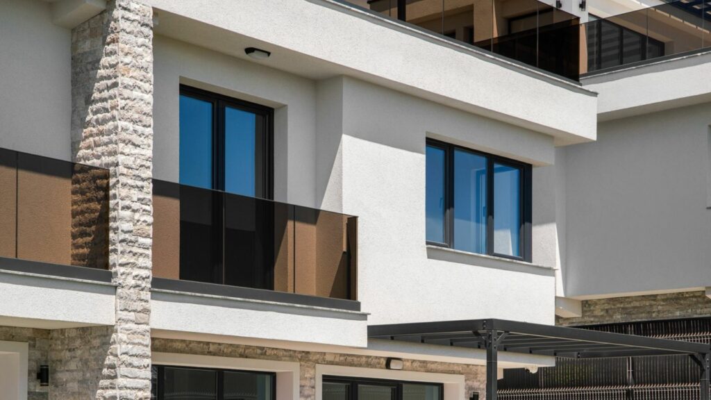 zgrada s novello quatro 
pod