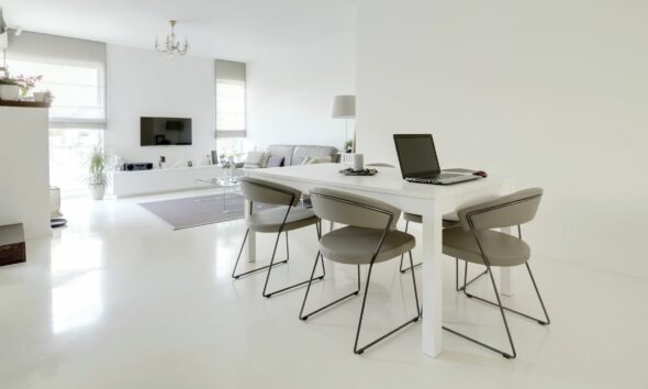 bijeli pod u vijelom interijeru blagovaona kuhinja dnevni boravak baumit vodič za niveliranje