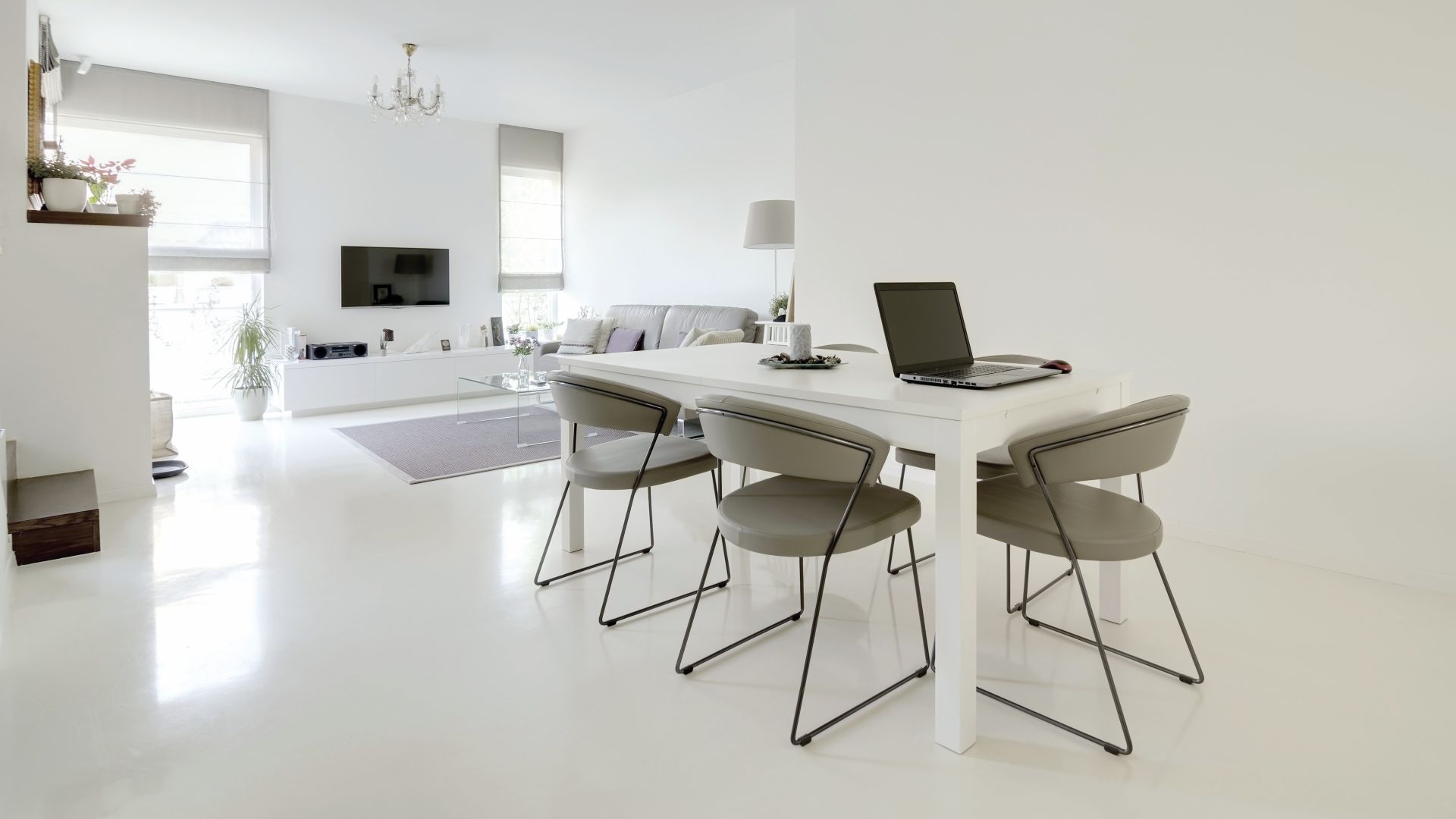 bijeli pod u vijelom interijeru blagovaona kuhinja dnevni boravak baumit vodič za niveliranje