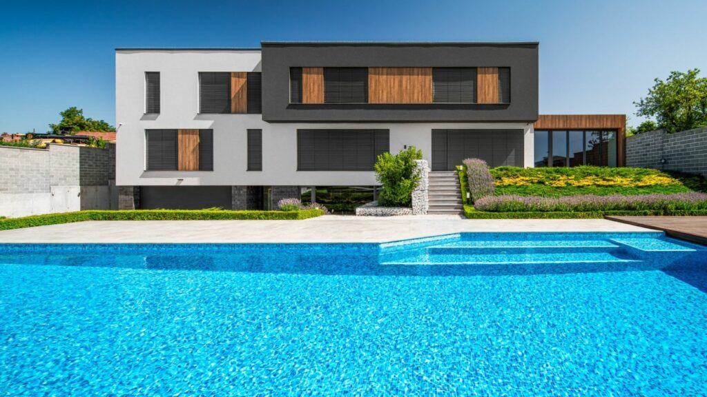 moderna kuća s dvorištem i bazenom - kuća ima baumit fasadu