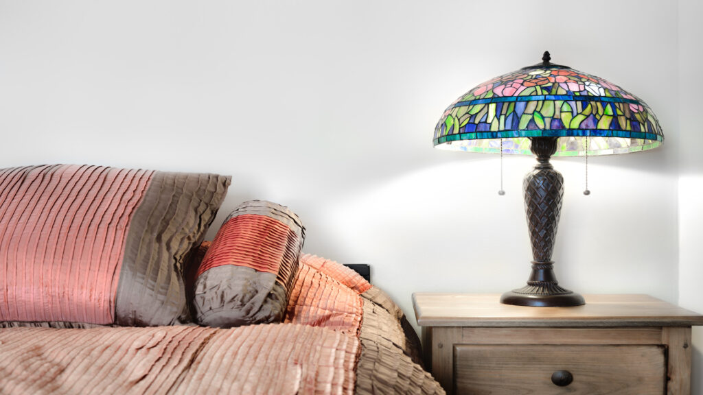 šarena lampa u spavaćoj sobi