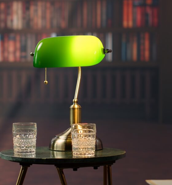 zelena lampa u tamnom interijeru