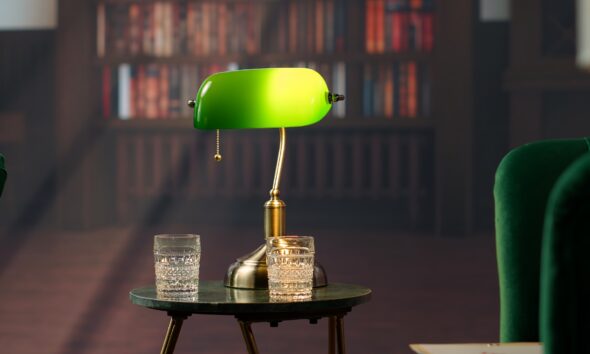 zelena lampa u tamnom interijeru