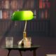 zelena lampa u tamnom interijeru