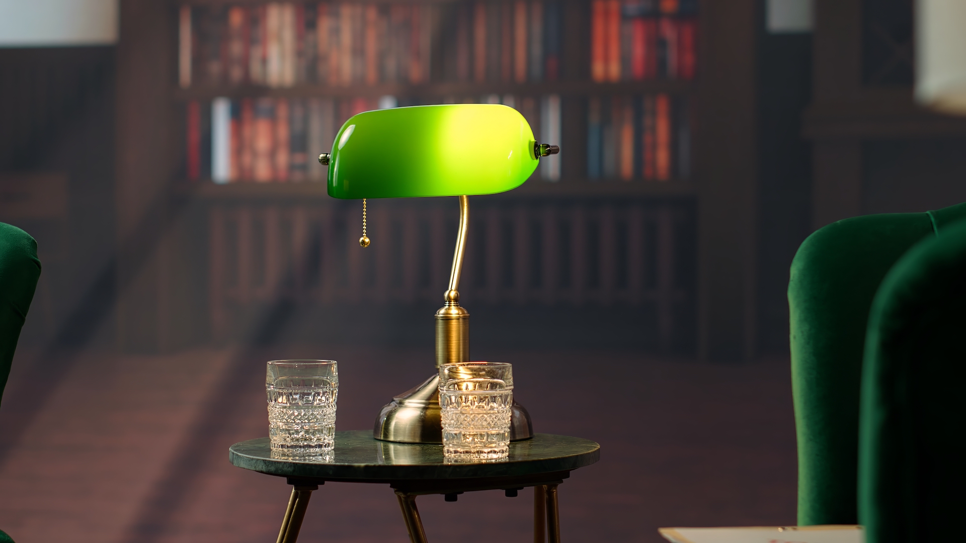 zelena lampa u tamnom interijeru