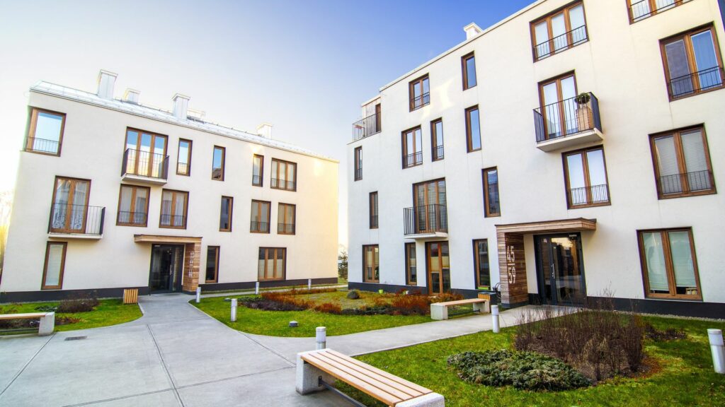 dvorište bijelih zgrada baumit mortovi