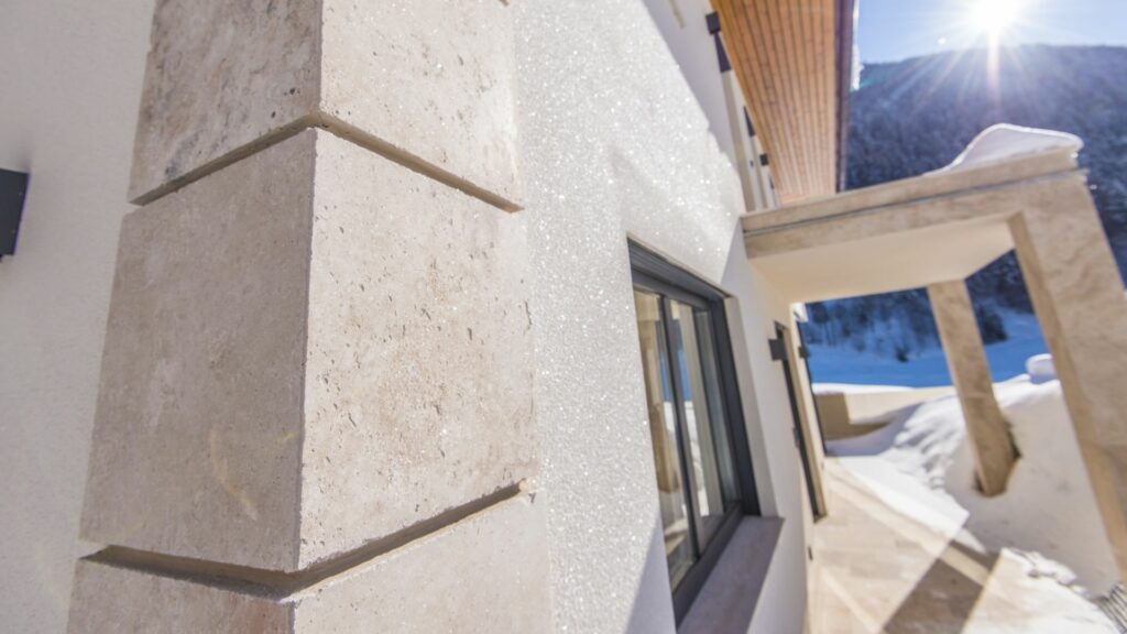 toplinski baumit mort - zid bijele kuće u snijegu