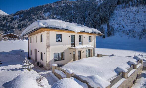 Baumit Toplinski mort kuća u snijegu u planinama