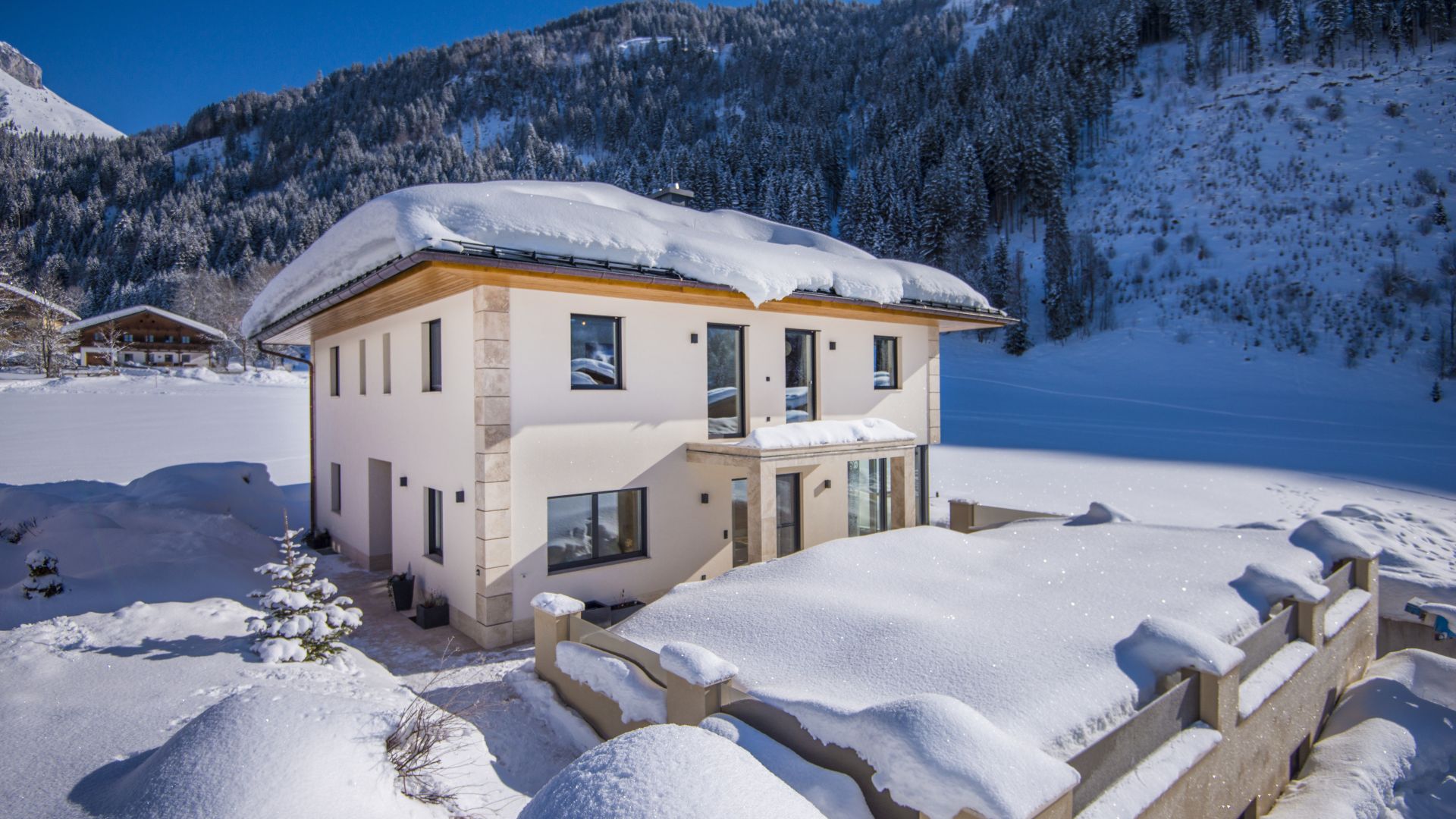 Baumit Toplinski mort kuća u snijegu u planinama