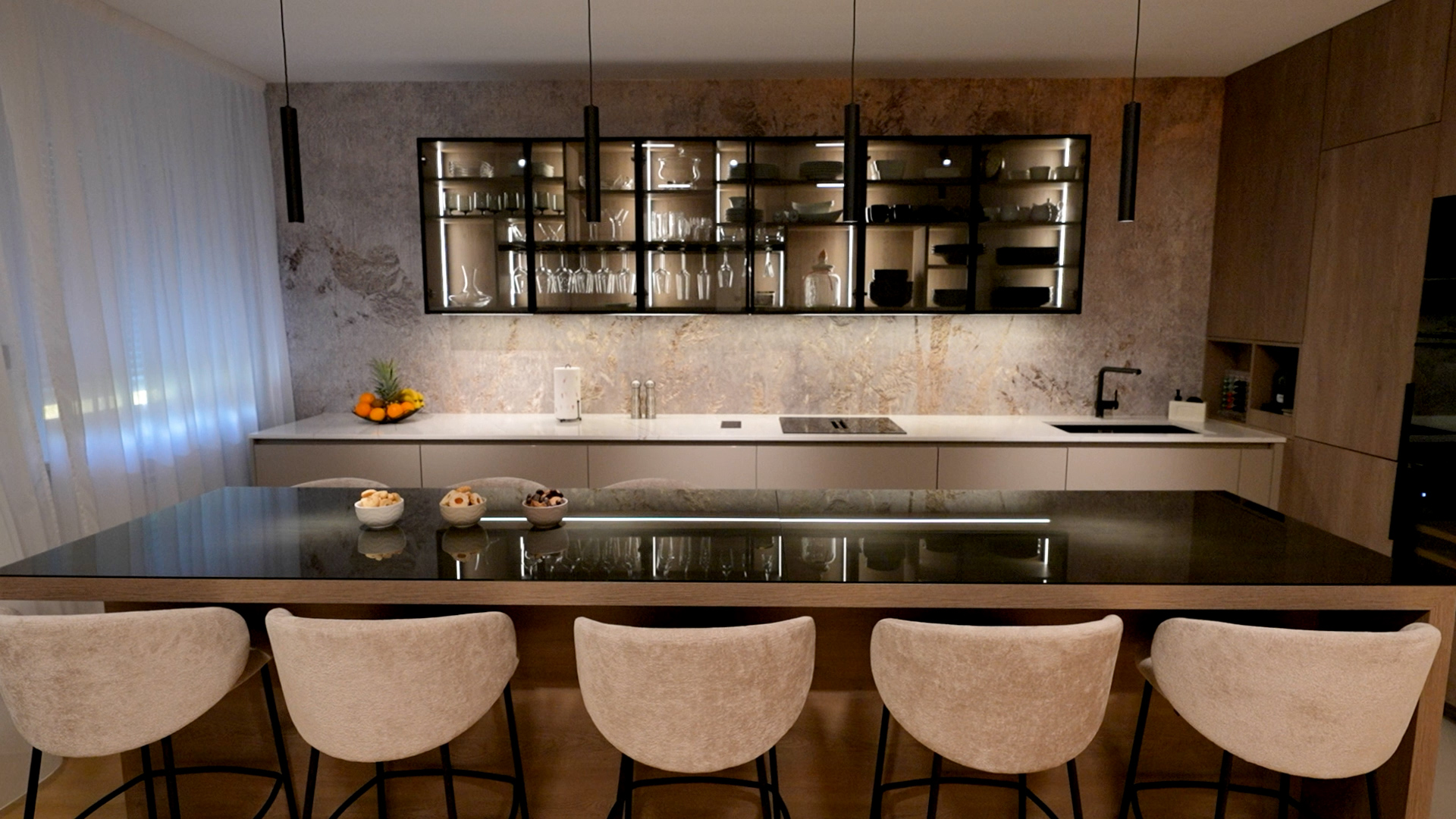 Luksuzno uređenje obiteljskog stana, Dom na kvadrat