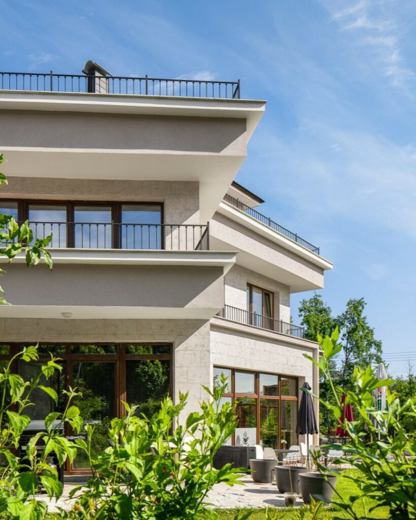 baumit gala fuge - bijela luksuzna kuća s vrtom 