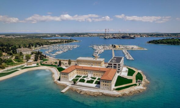 baumit multistar popravljena fasada dvorca - na poluotoku na moru