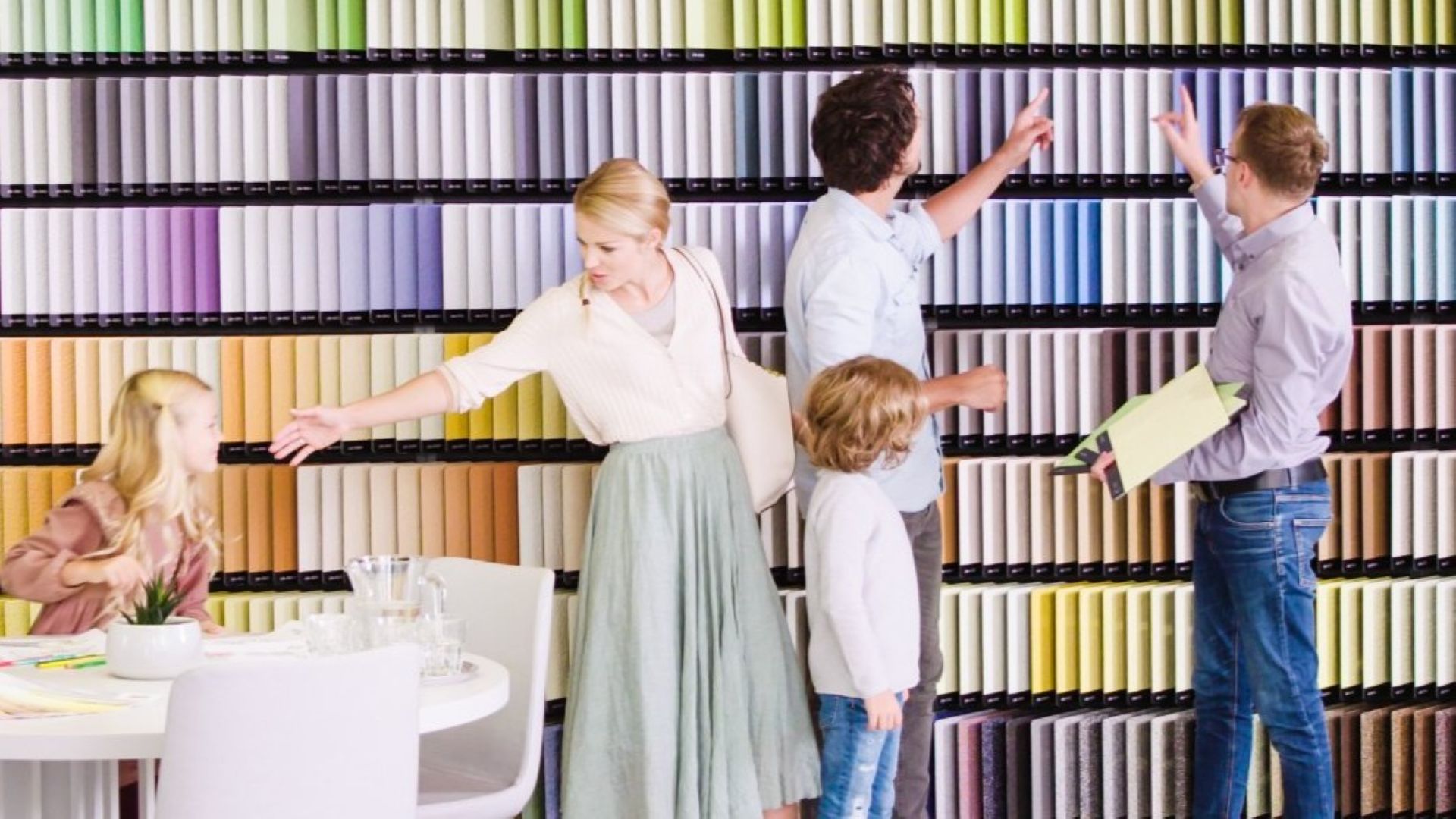 bojanje zidova - baumit showroom - ljudi biraju boje