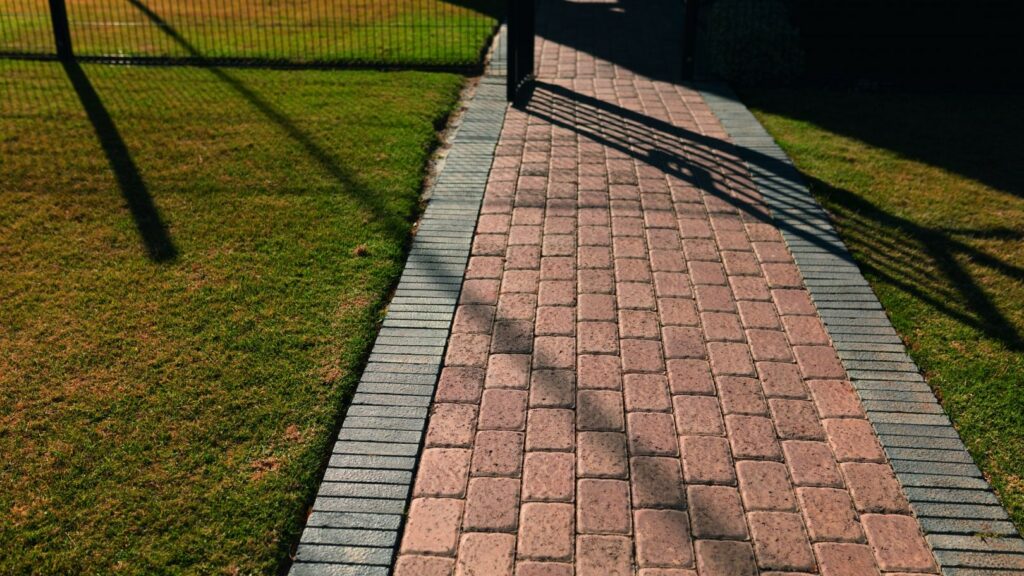 vrt s opločenim putem