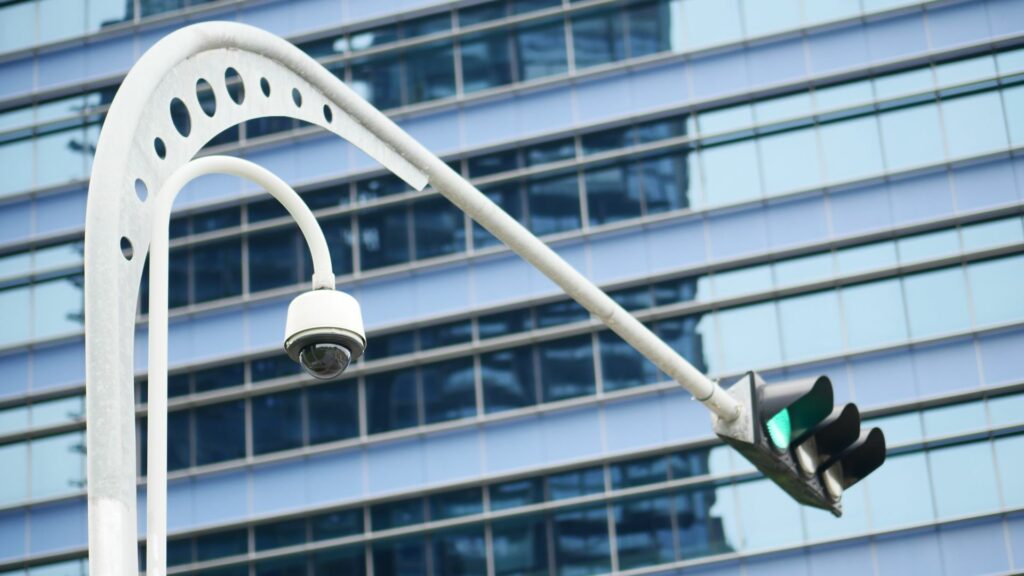 videonadzor javnih površina - kamera na semaforu