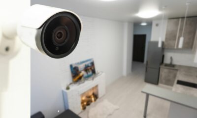 wifi sigurnosna kamera u kući na zidu