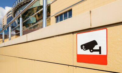 videonadzor javnih površina - znak na smedjem zidu