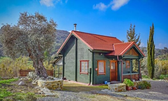 zaštita vikendice kada niste tamo - zelena drvena vikendica okružena zelenilom