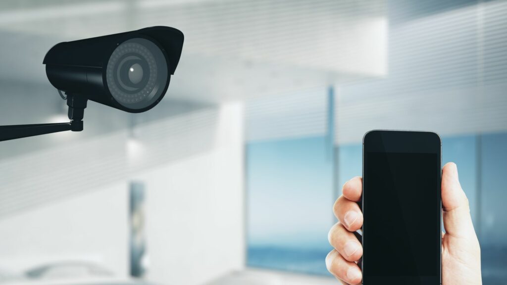 aplikacije za provjeru sobe - kamera i mobitel u bijeloj prostoriji