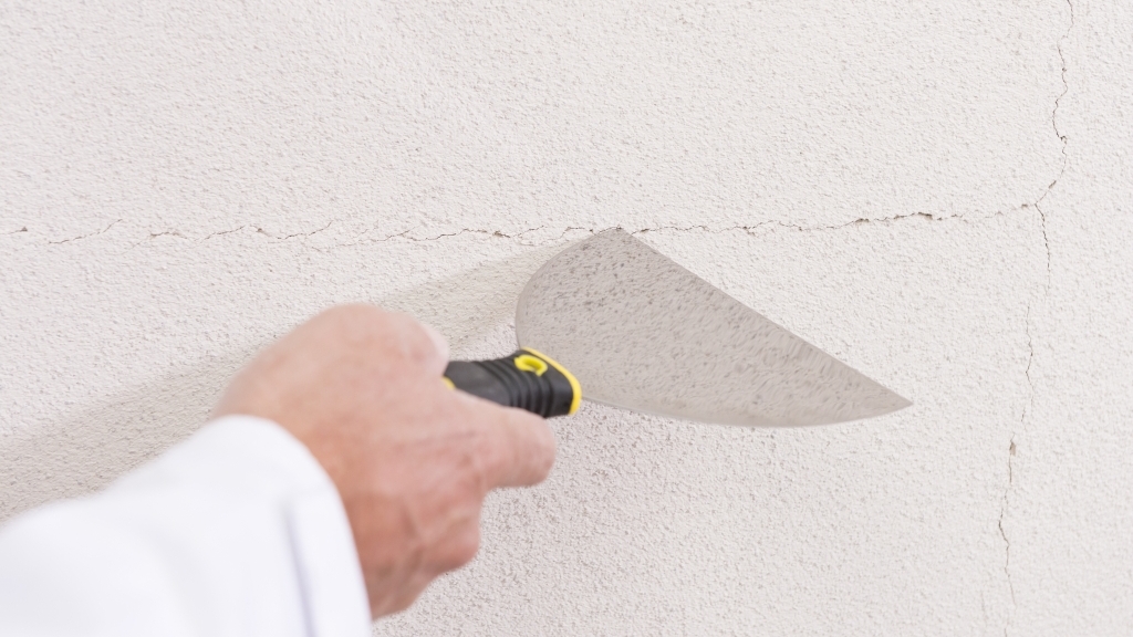 oštećena bijela fasada
