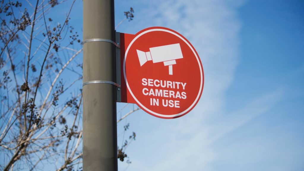 znak za javni videonadzor na stupu