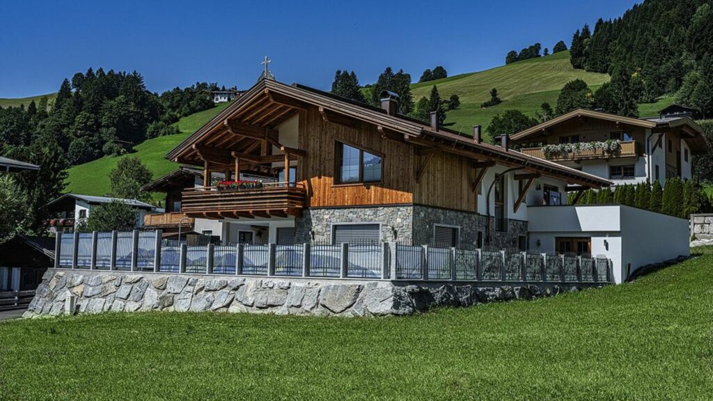 obiteljska kuća u asutriji na livadi u koju je ugrađen Baumit StarTrack sustav