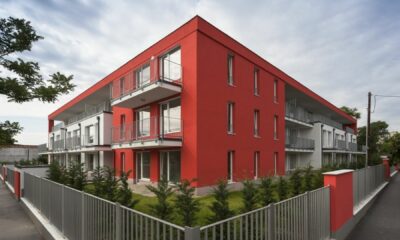 color designer baumit - zgrada s crvenom fasadom unutar ograde