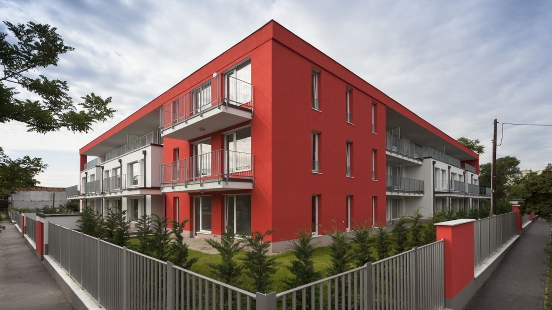 color designer baumit - zgrada s crvenom fasadom unutar ograde