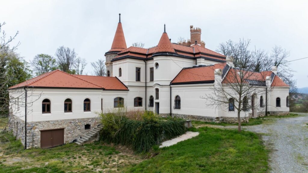 obnovljeni dvorac dioš