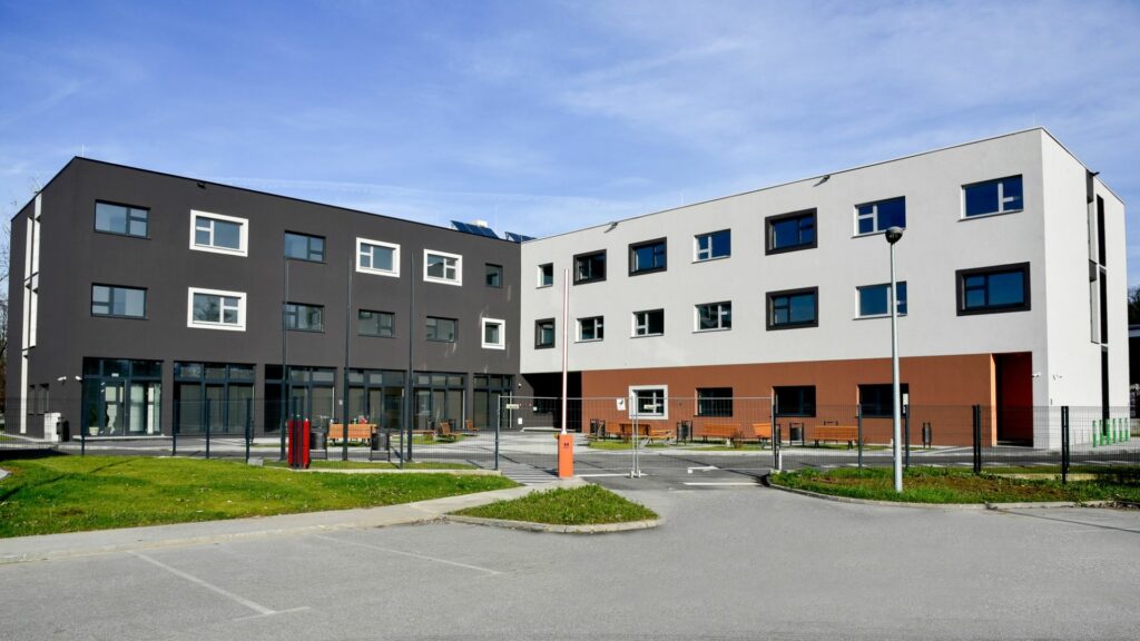 studentski dom požega - bijela i tamnosiva fasada 