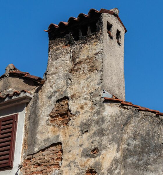 dimnjak na staroj hrvatskoj kući koji treba sanaciju