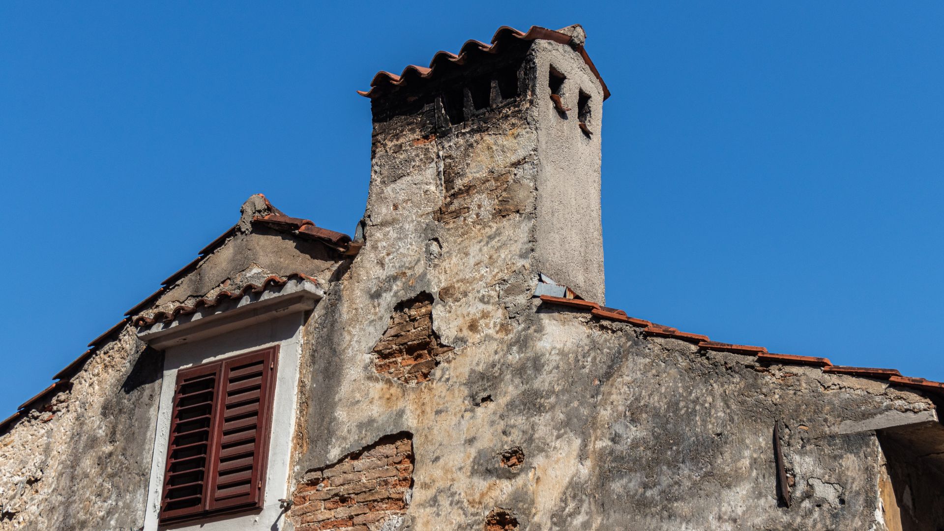 dimnjak na staroj hrvatskoj kući koji treba sanaciju