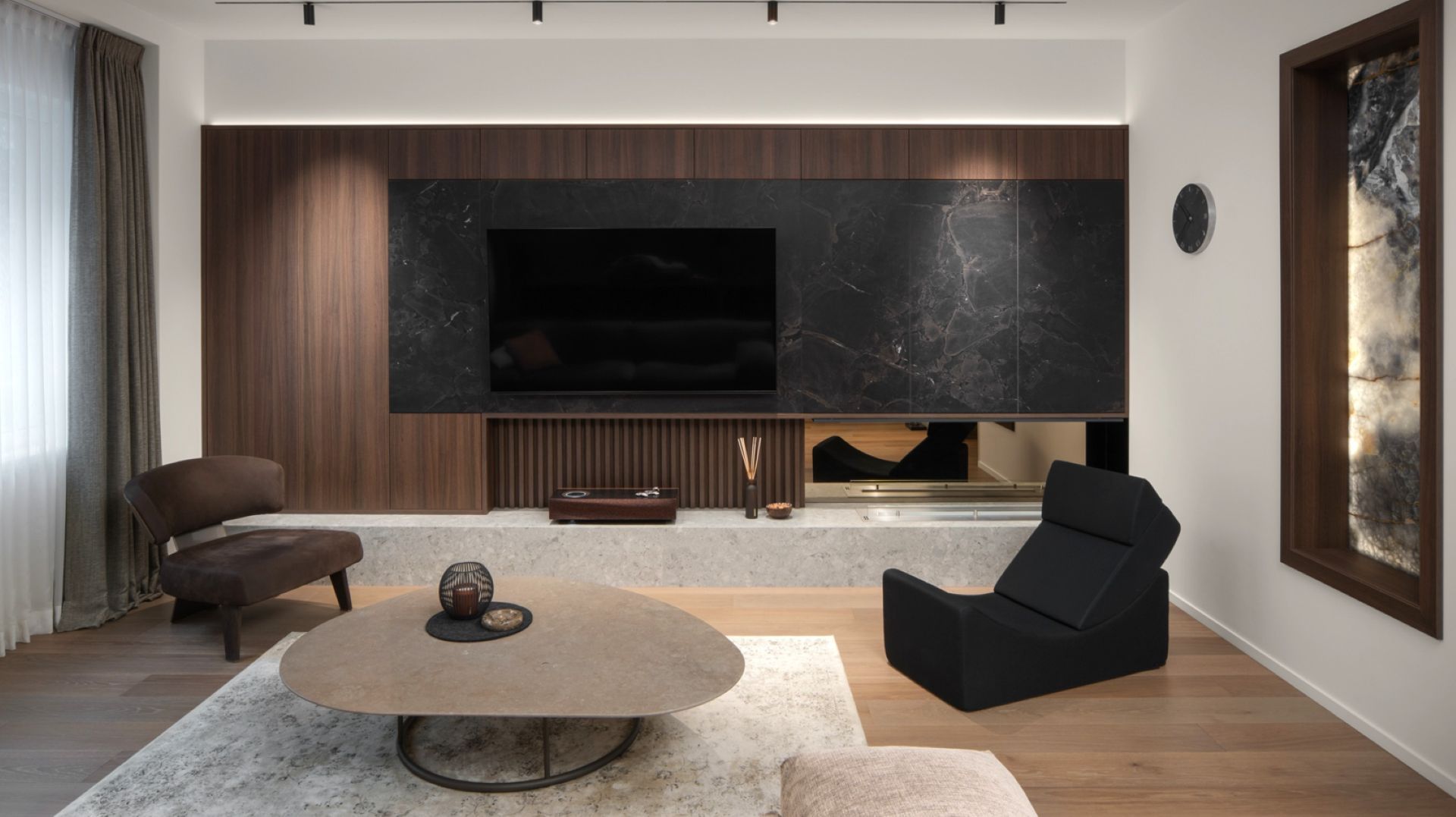 moderan muški stan u tamnim nijansama iqon studio