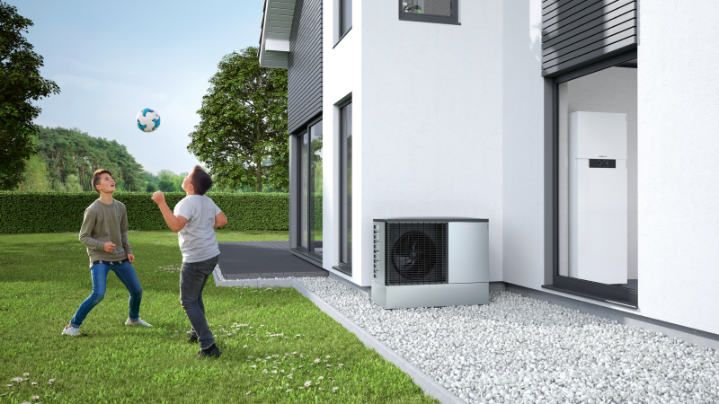 viessmann dizelice topline u i pored bijele kuće, dečki igraju nogomet na travnjaku