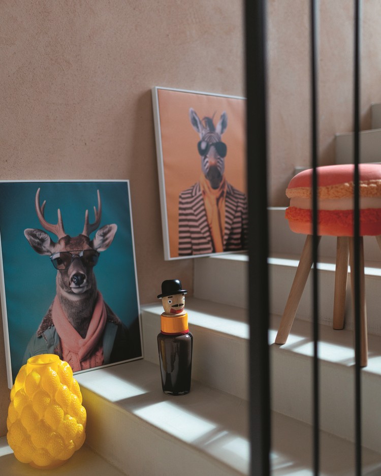 detalji poput slika, figura i stolca na stepenicama - lesnina - boje i ideje za uređenje prostora